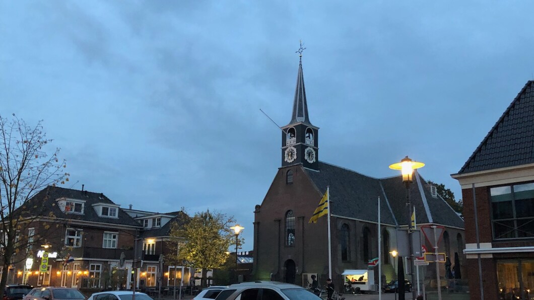 Kerkplein in de schemering