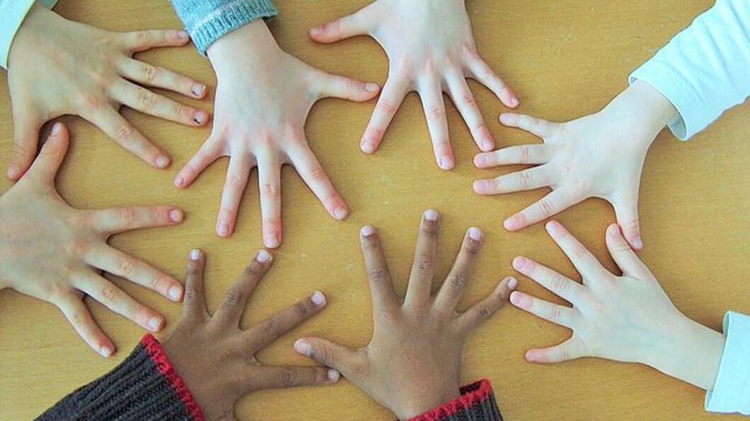 kinderhanden op tafel