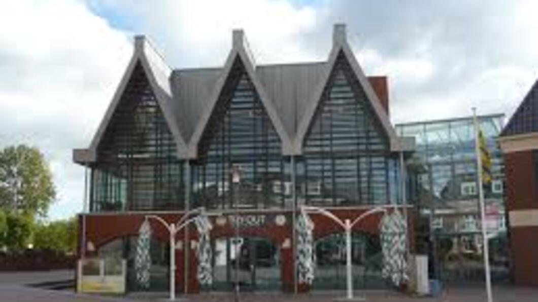 Gemeentehuis Oostzaan close up