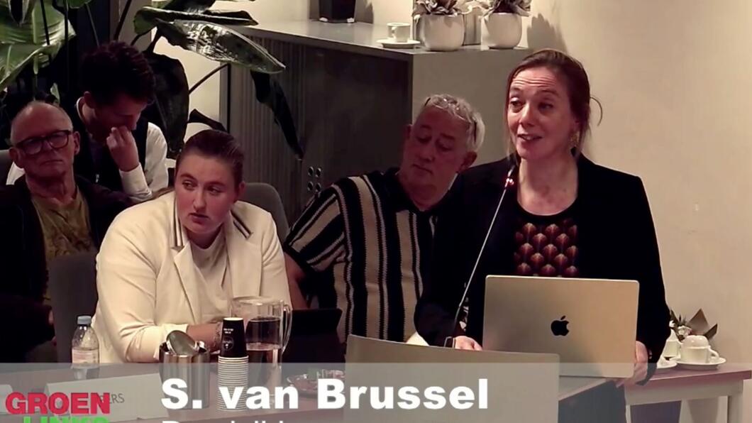 Sarah van Brussel spreekt de Algemene Beschouwingen 2025 uit in de raadszaal van Oostzaan