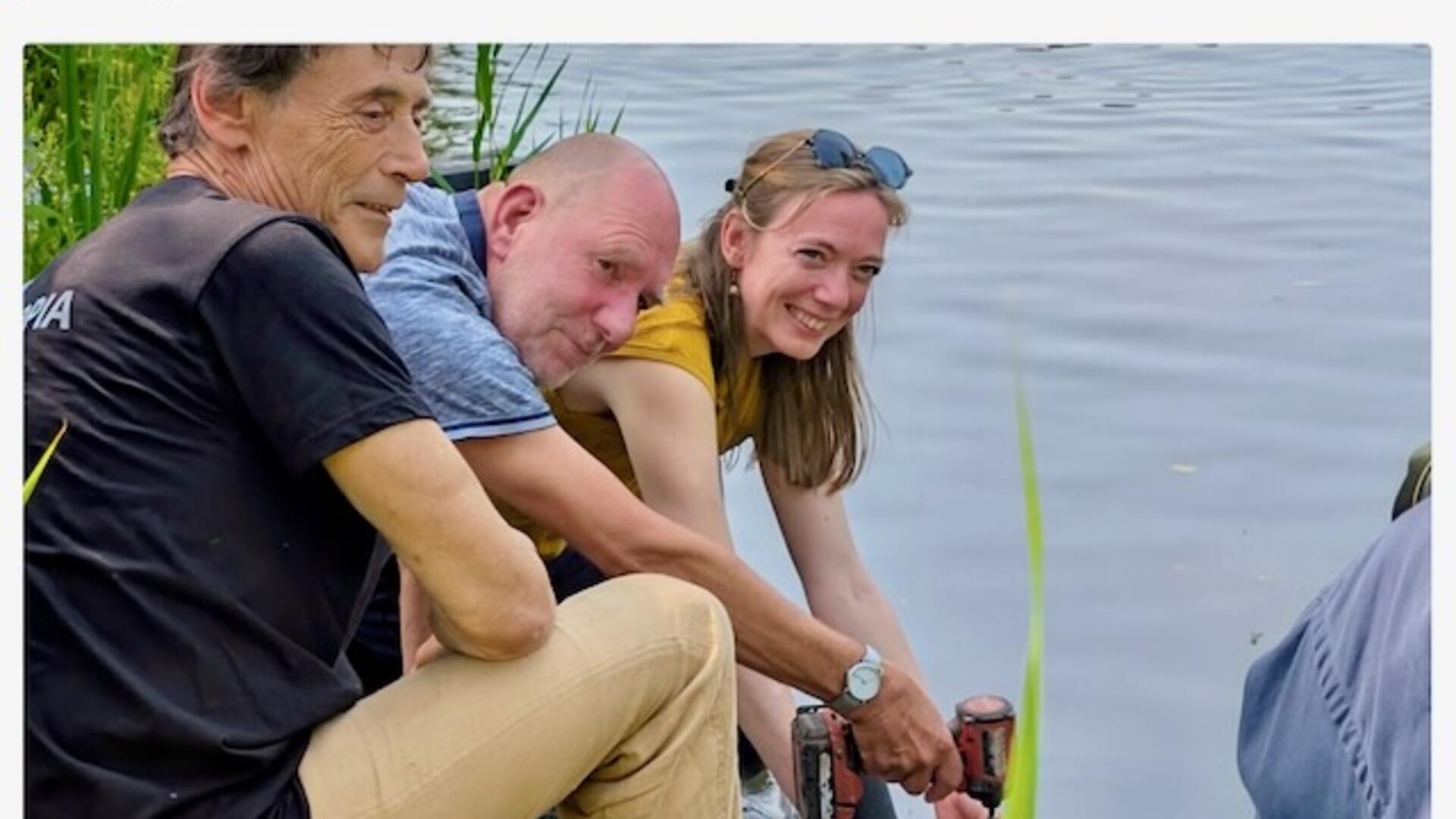 Cor Hottentot, Rob Monen en Sarah van Brussel plaatsen eendentrappetje