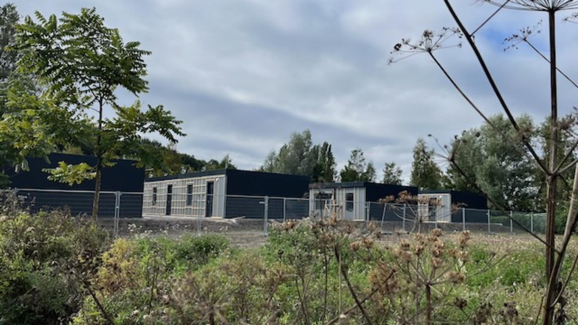 De noodwoningen gezien vanuit Het Twiske